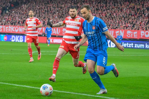 im Bild v.l.: Oliver Burke (1.FC Union), Benedikt Gimber (FCH, 05), Zweikampf, Action, Kampf, kaempft um den Ball, Action, duels, fighting for the ball, GER, Berlin, 1. FC Union Berlin vs 1.FC Heidenheim 1846, 1. Bundesliga, Fussball, DFB, Spielzeit 2025 2026, Alte Foersterei, 12. Spieltag, DFB DFL REGULATIONS PROHIBIT ANY USE OF PHOTOGRAPHS AS IMAGE SEQUENCES AND OR QUASI-VIDEO, 29.11.25, Copyright: HMBxMedia UwexKoch