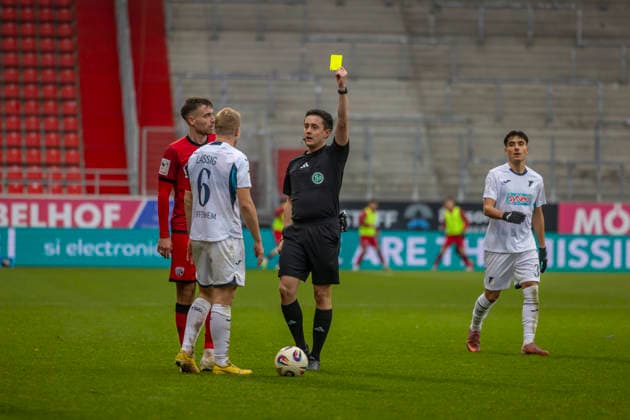 Ingolstadt, Deutschland 29. November 2025: 3. Liga - 2025 2026 - FC Ingolstadt 04 vs. TSG 1899 Hoffenheim II Im Bild: 2. v.li. Valentin Lässig Laessig (TSG II) bekommt die gelbe Karte DFB regulations prohibit any use of photographs as image sequences and or quasi-video Audi Sportpark Bayern Copyright: xFotostandx xSchäferx