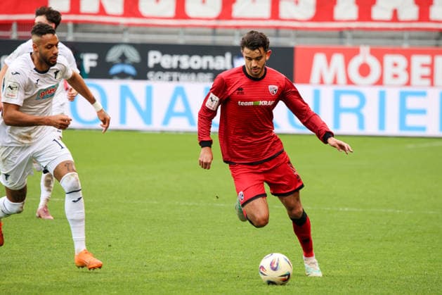 Linus Rosenloecher (FC Ingolstadt 04, Nr.19) setzt sich durch beim Spiel FC Ingolstadt 04 gegen TSG Hoffenheim II, Fußball am 29.11.2025, DFB regulations prohibit any use of photographs as image sequences and or quasi-video. GER, Fussball, 3. Liga, Spieltag 16, 1.FC Ingolstadt gegen TSG Hoffenheim II, Fußball, 29.11.2025, Audi Sportpark Ingolstadt Copyright: xEibner-Pressefoto OliverxSTRISCHx EP-OSH