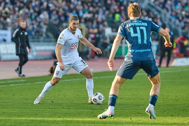 Dennis Chessa (SSV Ulm 1846, 11), Clemens Lippmann (TSV 1860 Muenchen, 41) GER, SSV Ulm 1846 vs. TSV 1860 Muenchen, Fussball, Herren, 3. Liga, 16. Spieltag, Spielzeit 2025 2026, 29.11.2025 DFL, DFB regulations prohibit any use of photographs as image sequences and or quasi-video GER, SSV Ulm 1846 vs. TSV 1860 Muenchen, Fussball, Herren, 3. Liga, 16. Spieltag, Spielzeit 2025 2026, 29.11.2025 Ulm Copyright: xEibner-Pressefoto GeraldxOelze-dexStoppanyx EP_ODS