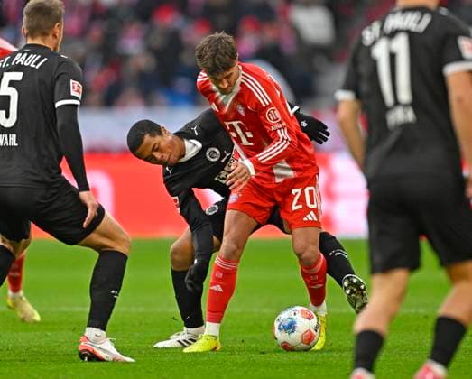 29.11.2025, Fussball Bundesliga 2025 2026, 12.Spieltag, FC Bayern München - FC St. Pauli, in der Allianz-Arena München, Tom Bischof (Bayern München) setzt sich durch.