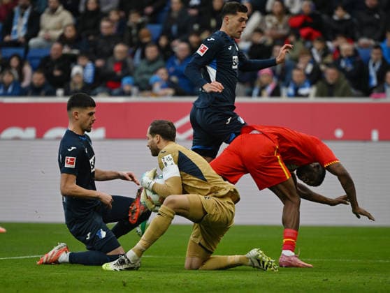 RECORD DATE NOT STATED 29.11.2025, xjhx, Fussball 1.Bundesliga, TSG 1899 Hoffenheim - FC Augsburg v.l. Albian Hajdari (1899 Hoffenheim), Oliver Baumann (1899 Hoffenheim), Samuel Essende (FC Augsburg) (DFL DFB REGULATIONS PROHIBIT ANY USE OF PHOTOGRAPHS as IMAGE SEQUENCES and or QUASI-VIDEO) Sinsheim