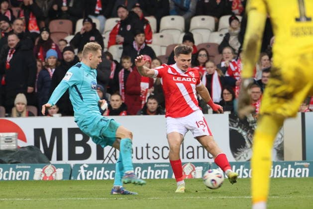18 Tim Kloss (Köln, l.), 18 Erik Engelhardt (Energie Cottbus) Fussball 3. Liga 2025 2026 FC Energie Cottbus - FC Viktoria Köln