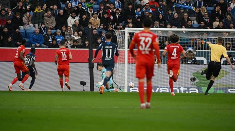 29.11.2025, xjhx, Fussball 1.Bundesliga, TSG 1899 Hoffenheim - FC Augsburg v.l. Bazoumane Toure (1899 Hoffenheim), Finn Dahmen (FC Augsburg) Goal scored, erzielt das Tor zum 1:0 (DFL DFB REGULATIONS PROHIBIT ANY USE OF PHOTOGRAPHS as IMAGE SEQUENCES and or QUASI-VIDEO) Sinsheim