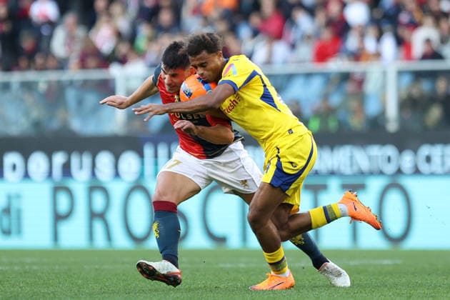 Ruslan Malinkvskyi of Genoa battles for possession with Antoine Bernede of Hellas Verona during the Serie A soccer match between Genoa and Hellas Verona at the Luigi Ferraris Stadium in Genoa, Italy - Saturday, November 29, 2025. - Soccer .  Copyright: xTanoxPecoraro LaPressex