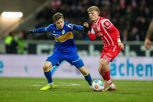 Erfurt , 281125 , Fussball Regionalliga Nordost FC Rot Weiss Erfurt - Carl Zeiss Jena im Bild: Marco Wolf (Erfurt) gegen Patrick Weyrauch (Jena)