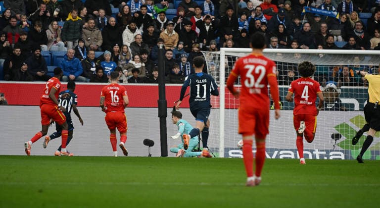 29.11.2025, xjhx, Fussball 1.Bundesliga, TSG 1899 Hoffenheim - FC Augsburg v.l. Bazoumane Toure (1899 Hoffenheim), Finn Dahmen (FC Augsburg) Goal scored, erzielt das Tor zum 1:0 (DFL DFB REGULATIONS PROHIBIT ANY USE OF PHOTOGRAPHS as IMAGE SEQUENCES and or QUASI-VIDEO) Sinsheim