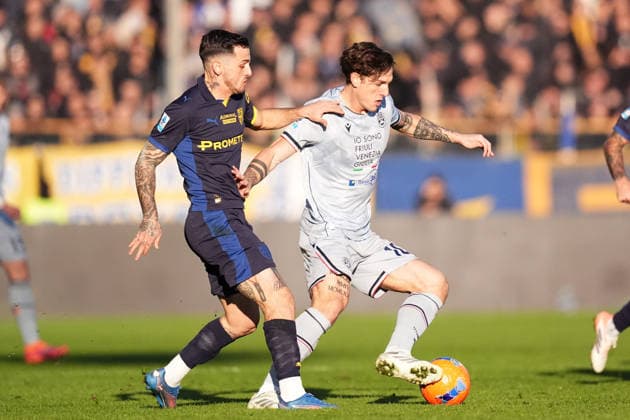 Udinese s Nicolo Zaniolo fights for the ball with ParmaÕs Emanuele Valeri during the Serie A soccer match between Parma and Udinese at Ennio Tardini Stadium in Parma, North Italy, Saturday, November 29, 2025. Soccer  Copyright: xMassimoxPaolone LaPressex