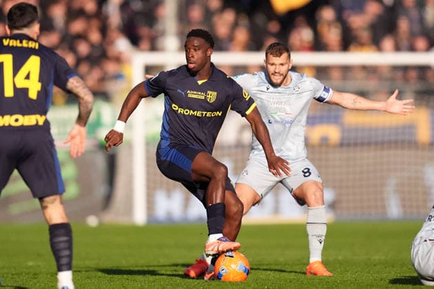 ParmaÕs Lamine Mandela Keita fights for the ball with Udinese s Jesper Karlstrom during the Serie A soccer match between Parma and Udinese at Ennio Tardini Stadium in Parma, North Italy, Saturday, November 29, 2025. Soccer  Copyright: xMassimoxPaolone LaPressex