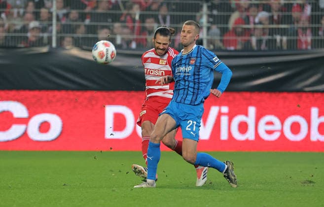 Christopher Trimmel, Adrian Beck Zweikampf Spielszene Aktion Fußball Fussball Bundesliga Herren DFL 12. Spieltag Saison 2025 2026 29.11.2025 1.FC Union Berlin FCU vs. 1.FC Heidenheim FCH DFL regulations prohibit any use of photographs as image sequences and or quasi-video.