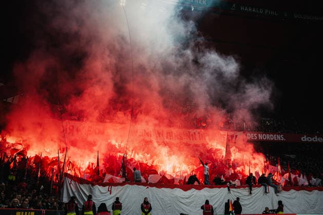 1. Bundesliga: SV Werder Bremen vs. 1. FC Köln, 29.11.2025 Die Köln Fans nach 12 Minuten Stille; Fußball, 1. Bundesliga, 12. Spieltag: SV Werder Bremen vs. 1. FC Köln am 29.11.2025 im Weserstadion, Bremen DFL REGULATIONS PROHIBIT ANY USE OF PHOTOGRAPHS AS IMAGE SEQUENCES AND OR QUASI-VIDEO. Copyright: xBEAUTIFULxSPORTS Tonhäuserx
