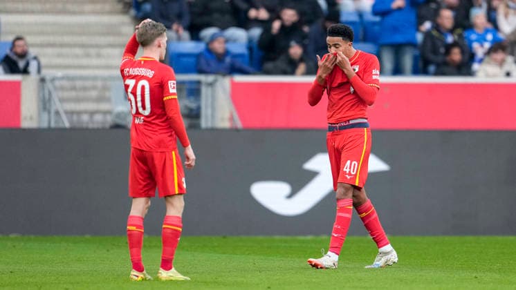 v.li.: Anton Kade (FCA, 30), Noahkai Banks (FCA, 40), Spieler vom FC Augsburg, enttäuscht schauend, Enttäuschung, Frustration, disappointed, pessimistisch, nach dem Gegentor zum 1:0, Action, Aktion, Spielszene, 29.11.2025, Sinsheim (Deutschland), Fussball, Bundesliga, TSG 1899 Hoffenheim - FC Augsburg, DFB DFL REGULATIONS PROHIBIT ANY USE OF PHOTOGRAPHS AS IMAGE SEQUENCES AND OR QUASI-VIDEO.