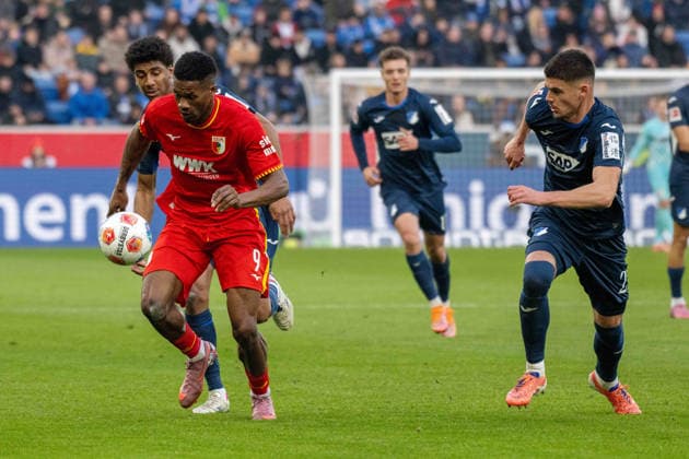 Bernardo Fernandes Da Silva Junior (TSG 1899 Hoffenheim), Samuel Essende (FC Augsburg) und Albian Hajdari (TSG 1899 Hoffenheim). xettx, Deutschland, Sinsheim, 29.11.2025, Fussball, Bundesliga: TSG 1899 Hoffenheim vs FC Augsburg, Saison 2025 2026, 12. Spieltag, PreZero Arena DFL DFB REGULATIONS PROHIBIT ANY USE OF PHOTOGRAPHS AS IMAGE SEQUENCES AND OR QUASI-VIDEO.