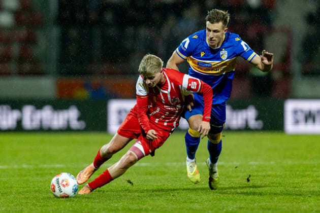 Erfurt , 281125 , Fussball Regionalliga Nordost FC Rot Weiss Erfurt - Carl Zeiss Jena im Bild: Marco Wolf (Erfurt) gegen Marcel Hehne (Jena)