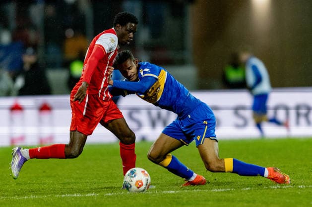 Erfurt , 281125 , Fussball Regionalliga Nordost FC Rot Weiss Erfurt - Carl Zeiss Jena im Bild: Nathan Fuakala (Erfurt) gegen Emeka Oduah (Jena)