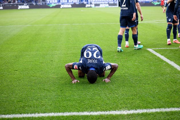 Deutschland: 1. Bundesliga 2025 26, 12. Spieltag - TSG Hoffenheim vs FC Augsburg, PreZero Arena (Sinsheim): Jubel von Bazoumana TourÃ Bazoumana Toure, (TSG Hoffenheim, 29) zum 1:0 Sinsheim PreZero Arena Baden-Württemberg Deutschland *** Germany 1 Bundesliga 2025 26, Matchday 12 TSG Hoffenheim vs FC Augsburg, PreZero Arena Sinsheim Bazoumana TourÃ Bazoumana Toure, TSG Hoffenheim, 29 to 1 0 Sinsheim PreZero Arena Baden Württemberg Germany Copyright: xBenedictxChristx