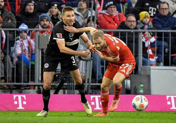 29.11.2025, xemx, Fussball 1.Bundesliga, FC Bayern Muenchen - FC St.Pauli v.l. Karol Mets (FC St.Pauli), Konrad Laimer (FC Bayern Muenchen) Zweikampf, Aktion, action, battle for the ball (DFL DFB REGULATIONS PROHIBIT ANY USE OF PHOTOGRAPHS as IMAGE SEQUENCES and or QUASI-VIDEO) Muenchen