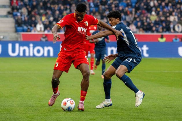 Samuel Essende (FC Augsburg) und Bernardo Fernandes Da Silva Junior (TSG 1899 Hoffenheim). xettx, Deutschland, Sinsheim, 29.11.2025, Fussball, Bundesliga: TSG 1899 Hoffenheim vs FC Augsburg, Saison 2025 2026, 12. Spieltag, PreZero Arena DFL DFB REGULATIONS PROHIBIT ANY USE OF PHOTOGRAPHS AS IMAGE SEQUENCES AND OR QUASI-VIDEO.