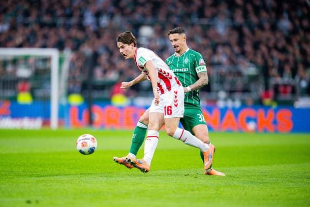 29.11.2025 - Fußball, 2025 2026, 1. Bundesliga, 12. Spieltag, SV Werder Bremen - 1. FC Köln: (L-R) Jakub Kaminski (Köln), Marco Friedl (Bremen) DFL REGULATIONS PROHIBIT ANY USE OF PHOTOGRAPHS AS IMAGE SEQUENCES AND OR QUASI-VIDEO.