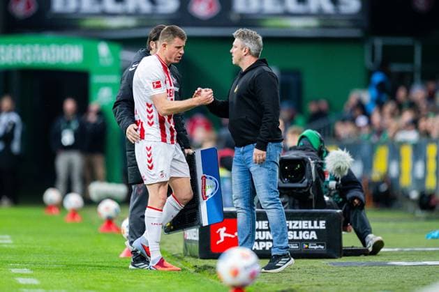 29.11.2025 - Fußball, 2025 2026, 1. Bundesliga, 12. Spieltag, SV Werder Bremen - 1. FC Köln: (L-R) Dominique Heintz (Köln) bei seiner Auswechslung, Lukas Kwasniok (Trainer - Köln) DFL REGULATIONS PROHIBIT ANY USE OF PHOTOGRAPHS AS IMAGE SEQUENCES AND OR QUASI-VIDEO.