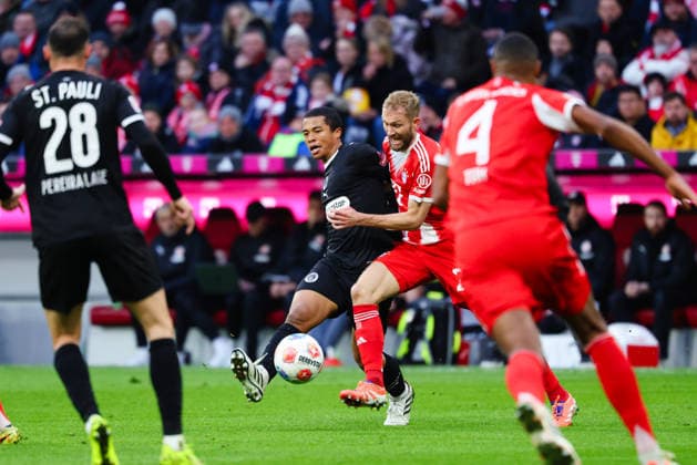 Konrad Laimer (27, FC Bayern München) und Joel Chima Fujita (16, FC St.Pauli) beim Spiel zwischen FC Bayern München v FC St.Pauli, Fußball, Herren, Bundesliga, 2025 2026, 12.Spieltag am 29.11.2025 in München, Allianz-Arena. DFL and DFB regulations prohibit any use of photographs as image sequences and or quasi-video. Bayern Deutschland