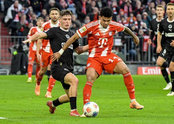 29.11.2025, xemx, Fussball 1.Bundesliga, FC Bayern Muenchen - FC St.Pauli v.l. Arkadiusz Pyrka (FC St.Pauli), Luis Diaz (FC Bayern Muenchen) Zweikampf, Aktion, action, battle for the ball (DFL DFB REGULATIONS PROHIBIT ANY USE OF PHOTOGRAPHS as IMAGE SEQUENCES and or QUASI-VIDEO) Muenchen