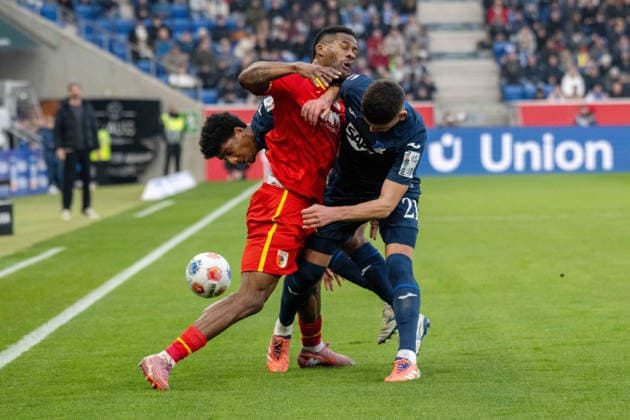 Bernardo Fernandes Da Silva Junior (TSG 1899 Hoffenheim), Samuel Essende (FC Augsburg) und Albian Hajdari (TSG 1899 Hoffenheim). xettx, Deutschland, Sinsheim, 29.11.2025, Fussball, Bundesliga: TSG 1899 Hoffenheim vs FC Augsburg, Saison 2025 2026, 12. Spieltag, PreZero Arena DFL DFB REGULATIONS PROHIBIT ANY USE OF PHOTOGRAPHS AS IMAGE SEQUENCES AND OR QUASI-VIDEO.