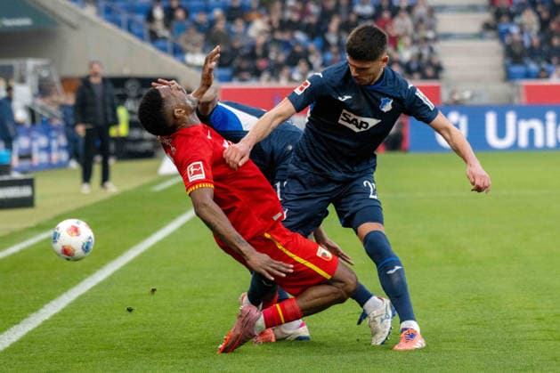 Bernardo Fernandes Da Silva Junior (TSG 1899 Hoffenheim), Samuel Essende (FC Augsburg) und Albian Hajdari (TSG 1899 Hoffenheim). xettx, Deutschland, Sinsheim, 29.11.2025, Fussball, Bundesliga: TSG 1899 Hoffenheim vs FC Augsburg, Saison 2025 2026, 12. Spieltag, PreZero Arena DFL DFB REGULATIONS PROHIBIT ANY USE OF PHOTOGRAPHS AS IMAGE SEQUENCES AND OR QUASI-VIDEO.