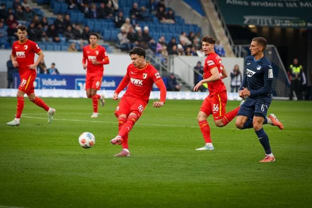Fabian Rieder 32 (FC Augsburg) mit einem Pass, TSG Hoffenheim vs. FC Augsburg, Fussball, Bundesliga, DFL, Saison 2025 2026, Hinrunde, 12. Spieltag, 29.11.2025 DFB regulations prohibit any use of photographs as image sequences and or quasi-video Sinsheim Baden-Wuerttemberg Deutschland