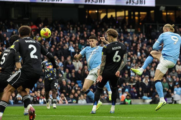 Premier League Manchester City v Leeds United Phil Foden of Manchester City scores to make it 1-0 during the Premier League match Manchester City vs Leeds United at Etihad Stadium, Manchester, United Kingdom, 29th November 2025 (Photo by Mark Cosgrove News Images) Manchester Etihad Stadium Manchester United, ManU Kingdom Copyright: xMarkxCosgrove NewsxImagesx