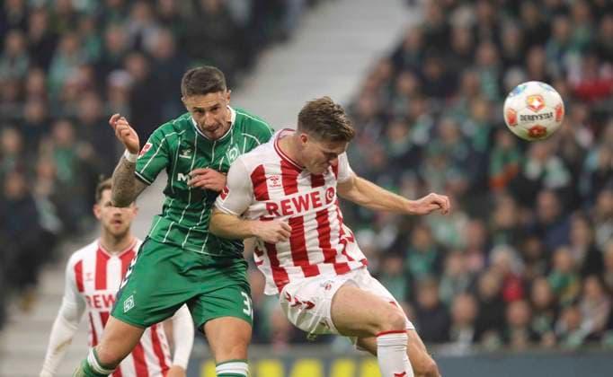 Foto : Marco Friedl (Werder) köpft das 1-0 gegen Marius BÜLTER (Köln) Fussball 1. Bundesliga , 12. Spieltag am Sa. 29.11.2025 Werder Bremen - 1. FC Köln