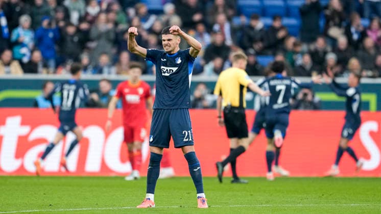 Albian Hajdari (Hoffenheim, 21), Spieler der TSG 1899 Hoffenheim, jubelt über das Tor zum 2:0, Jubel, jubeln, Torjubel, Torerfolg, celebrate the goal, goal, celebration, jubelt ueber das Tor, Freuen, Freude, freut sich, optimistisch, positiv, Spielszene, Highlight, Einzelbild, Einzelfoto, Aktion, Action, 29.11.2025, Sinsheim (Deutschland), Fussball, Bundesliga, TSG 1899 Hoffenheim - FC Augsburg, DFB DFL REGULATIONS PROHIBIT ANY USE OF PHOTOGRAPHS AS IMAGE SEQUENCES AND OR QUASI-VIDEO.