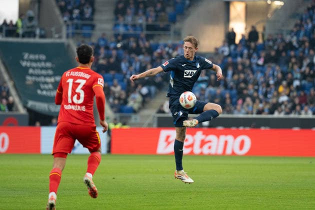 v.li. Dimitris Giannoulis (FC Augsburg, 13), Wouter Burger (TSG 1899 Hoffenheim, 18) GER, TSG 1899 Hoffenheim vs. FC Augsburg, Fussball, Herren, 1. Bundesliga, 12. Spieltag, Spielzeit 2025 2026, 29.11.2025, DFL DFB REGULATIONS PROHIBIT ANY USE OF PHOTOGRAPHS AS IMAGE SEQUENCES AND OR QUASI-VIDEO, GER, TSG 1899 Hoffenheim vs. FC Augsburg, Fussball, Herren, 1. Bundesliga, 12. Spieltag, Spielzeit 2025 2026, 29.11.2025 Sinsheim Copyright: xEibner-Pressefoto WolfgangxFrankx EP_WFK
