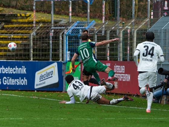 Tyler Meiser (Borussia Moenchengladbach U23, 43) gegen Julius Langfeld (FC Guetersloh, 10) FC Guetersloh vs. Borussia Moenchengladbach U23, Fussball, Regionalliga West, 17. Spieltag, Saison 2025 2026, 29.11.2025 FC Guetersloh vs. Borussia Moenchengladbach U23, Fussball, Regionalliga West, 17. Spieltag, Saison 2025 2026, 29.11.2025 Guetersloh Copyright: xEibner-Pressefoto DamianxKruczynx EP_DKI