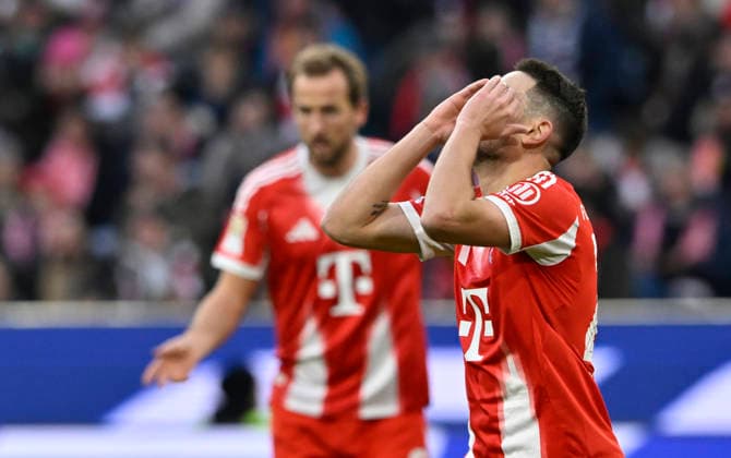 Raphael Guerreiro FC Bayern Muenchen FCB (22) Enttaeuschung enttaeuscht nach vergebener Torchance Gestik Geste Harry Kane FC Bayern Muenchen FCB (09) FC Bayern Muenchen FC St. Pauli 29.11.2025 DFL REGULATIONS PROHIBIT ANY USE OF PHOTOGRAPHS AS IMAGE SEQUENCES AND OR QUASI-VIDEO FC Bayern Muenchen FC St. Pauli