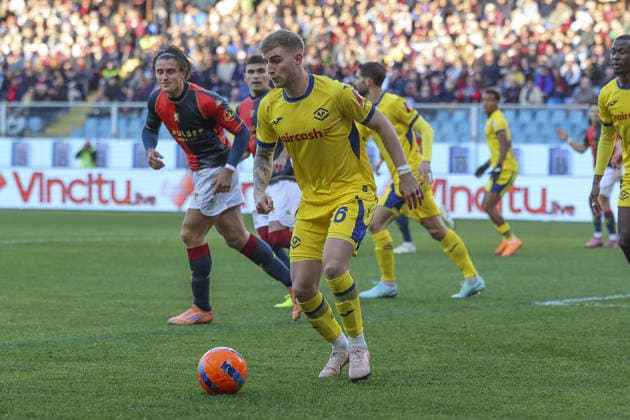 Nicolas Valentini of Hellas Verona FC play the ball during Genoa CFC vs Hellas Verona FC, 13Â° Serie A Enilive 2025-26 game at Luigi Ferraris stadium in Genova (GE), Italy, on November 29, 2025.  Copyright: xDavidexCasentini IPAxSportx xipa-agency.netx xx IPA_68507688 IPA_Agency_IPA68507688
