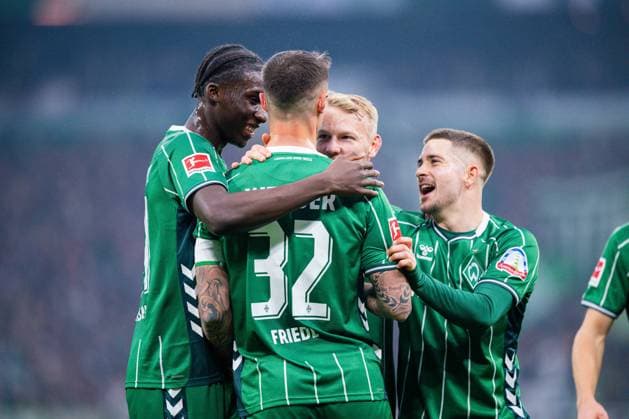 29.11.2025 - Fußball, 2025 2026, 1. Bundesliga, 12. Spieltag, SV Werder Bremen - 1. FC Köln: (M) Marco Friedl (Bremen) jubelt nach seinem Tor zum 1:0 in einer Jubeltraube mit (L-R) Karim Coulibaly (Bremen), Marco Grüll (Bremen), Romano Schmid (Bremen) DFL REGULATIONS PROHIBIT ANY USE OF PHOTOGRAPHS AS IMAGE SEQUENCES AND OR QUASI-VIDEO.