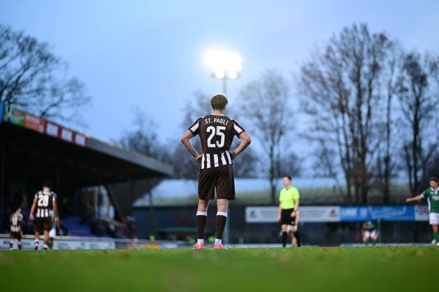 Fußball I Herren I Saison 2025-2026 I Regionalliga Nord I 21. Spieltag I FC St. Pauli II - VfB Lübeck I 29.11.2025 Symbol, Symbolfoto, Symbolbild, Sinnbild, Bildsymbol, Darstellung, Signum, Beispielbild, Musterbild, Referenzbild, Beispielfoto, Stockfoto, Archivaufnahme, Demonstrationsfoto, Vergleichsbild: FC St. Pauli II mit Calvin Finn Rahr (25, FC St. Pauli II) Norderstedt Edmund-Plambeck-Stadion, Ochsenzoller Str. 58 22848 Norderstedt Schleswig Holstein Deutschland Copyright: xLobeca FelixxSchlikisx