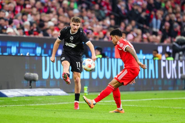Arkadiusz Pyrka (11, FC St.Pauli) und Luis Diaz (14, FC Bayern München) beim Spiel zwischen FC Bayern München v FC St.Pauli, Fußball, Herren, Bundesliga, 2025 2026, 12.Spieltag am 29.11.2025 in München, Allianz-Arena. DFL and DFB regulations prohibit any use of photographs as image sequences and or quasi-video. Bayern Deutschland