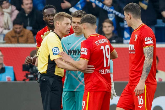 Schiedsrichter Christian Dingert, Finn Dahmen (FC Augsburg, 01) und Robin Fellhauer (FC Augsburg, 19) im Dialog nach dem 1:0 , Deutschland, Fussball, 1. Bundesliga, 12.Spieltag, 2025 2026, TSG Hoffenheim vs. FC Augsburg, 29.11.2025, PreZero Arena, Sinsheim, Deutschland Sinsheim PreZero Arena Baden-Württemberg Deutschland Copyright: xGrantxHubbsx