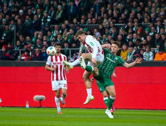 Deutschland: Fussball Bundesliga 2025 26, 8. Spieltag - SV Werder Bremen vs 1. FC Köln - Weserstadion-Stadion (Bremen): Ãsak Johannesson Isak Johannesson (1. FC Köln, 18) Jens Stage (SV Werder Bremen, 6) Bremen Copyright: xAymanxAlahmedx