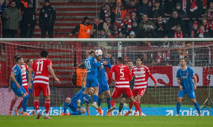 Fußball, Herren, Saison 2025 2026, 1. Bundesliga (12. Spieltag), 1. FC Union Berlin - 1. FC Heidenheim, v l. Zusammenprall Niklas Dorsch (1. FC Heidenheim), Julian Niehues (1. FC Heidenheim), 29.11.2025, Copyright: xMatthiasxKochx