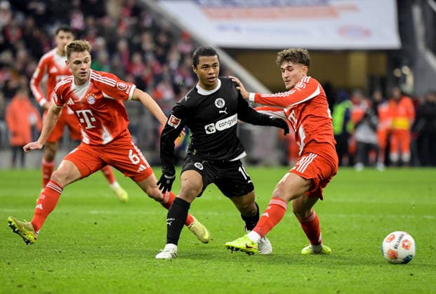 29.11.2025, xemx, Fussball 1.Bundesliga, FC Bayern Muenchen - FC St.Pauli v.l. Joel Chima Fujita (FC St.Pauli), Tom Bischof (FC Bayern Muenchen), Zweikampf, Aktion, action, battle for the ball (DFL DFB REGULATIONS PROHIBIT ANY USE OF PHOTOGRAPHS as IMAGE SEQUENCES and or QUASI-VIDEO) Muenchen