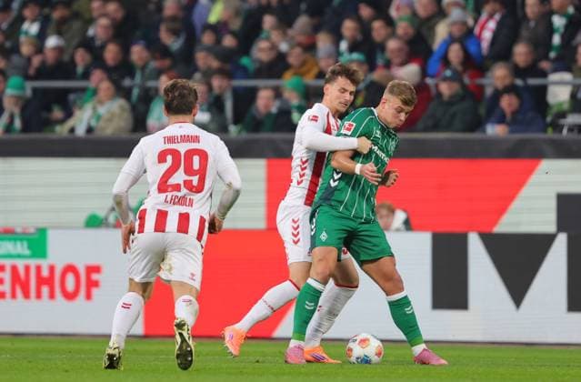 GER, 1.FBL SV Werder Bremen vs.1.FC Koeln 29.11.2025, wohninvest Weserstadion, Bremen, GER, 1.FBL SV Werder Bremen vs.1.FC Koeln im Bild picture shows Rav van den Berg (1.FC Koeln 33) im Zweikampf gegen Keke Topp (SV Werder Bremen 09) links Jan Thielmann (1.FC Koeln 29)