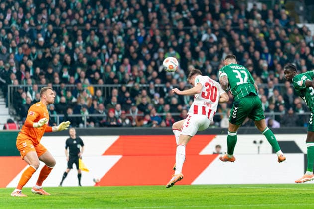 Tor zum 1:0 Marco Friedl (SV Werder Bremen, 32), Torschuss Torchance per Kopfball von Marco Friedl (SV Werder Bremen, 32), Marius Bueter (1. FC Koeln, 30), Torwart Marvin Schwaebe (1. FC Koeln, 01), GER, SV Werder Bremen vs 1. FC Koeln, Fussball, Bundesliga, Spieltag 12, Saison 2025 2026, 29.11.2025 DFL REGULATIONS PROHIBIT ANY USE OF PHOTOGRAPHS AS IMAGE SEQUENCES AND OR QUASI-VIDEO GER, SV Werder Bremen vs 1. FC Koeln, Fussball, Bundesliga, Spieltag 12, Saison 2025 2026, 29.11.2025 Bremen Copyright: xEibner-Pressefoto MaxxVincenx EP_MVN