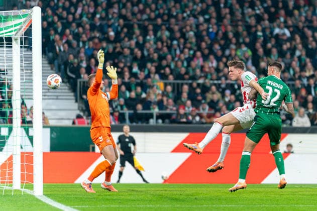 Tor zum 1:0 Marco Friedl (SV Werder Bremen, 32), Torschuss Torchance per Kopfball von Marco Friedl (SV Werder Bremen, 32), Marius Bueter (1. FC Koeln, 30), Torwart Marvin Schwaebe (1. FC Koeln, 01), GER, SV Werder Bremen vs 1. FC Koeln, Fussball, Bundesliga, Spieltag 12, Saison 2025 2026, 29.11.2025 DFL REGULATIONS PROHIBIT ANY USE OF PHOTOGRAPHS AS IMAGE SEQUENCES AND OR QUASI-VIDEO GER, SV Werder Bremen vs 1. FC Koeln, Fussball, Bundesliga, Spieltag 12, Saison 2025 2026, 29.11.2025 Bremen Copyright: xEibner-Pressefoto MaxxVincenx EP_MVN