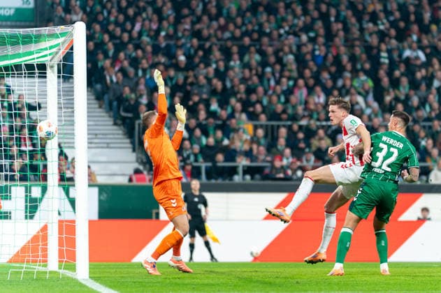 Tor zum 1:0 Marco Friedl (SV Werder Bremen, 32), Torschuss Torchance per Kopfball von Marco Friedl (SV Werder Bremen, 32), Marius Bueter (1. FC Koeln, 30), Torwart Marvin Schwaebe (1. FC Koeln, 01), GER, SV Werder Bremen vs 1. FC Koeln, Fussball, Bundesliga, Spieltag 12, Saison 2025 2026, 29.11.2025 DFL REGULATIONS PROHIBIT ANY USE OF PHOTOGRAPHS AS IMAGE SEQUENCES AND OR QUASI-VIDEO GER, SV Werder Bremen vs 1. FC Koeln, Fussball, Bundesliga, Spieltag 12, Saison 2025 2026, 29.11.2025 Bremen Copyright: xEibner-Pressefoto MaxxVincenx EP_MVN
