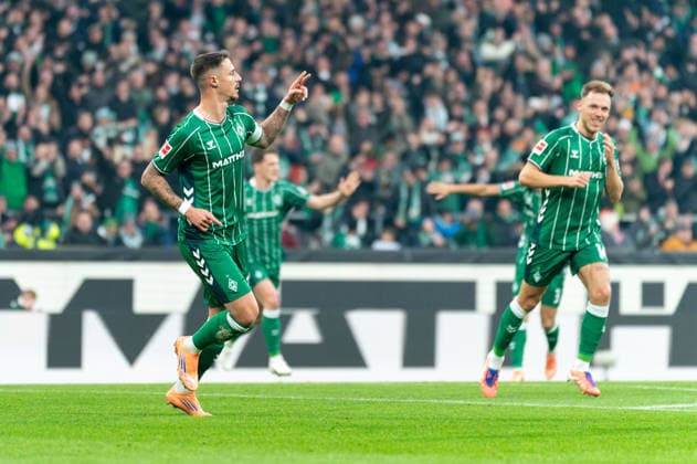 Tor zum 1:0 Marco Friedl (SV Werder Bremen, 32), jubelt Jubel mit Senne Lynen (SV Werder Bremen, 14), GER, SV Werder Bremen vs 1. FC Koeln, Fussball, Bundesliga, Spieltag 12, Saison 2025 2026, 29.11.2025 DFL REGULATIONS PROHIBIT ANY USE OF PHOTOGRAPHS AS IMAGE SEQUENCES AND OR QUASI-VIDEO GER, SV Werder Bremen vs 1. FC Koeln, Fussball, Bundesliga, Spieltag 12, Saison 2025 2026, 29.11.2025 Bremen Copyright: xEibner-Pressefoto MaxxVincenx EP_MVN