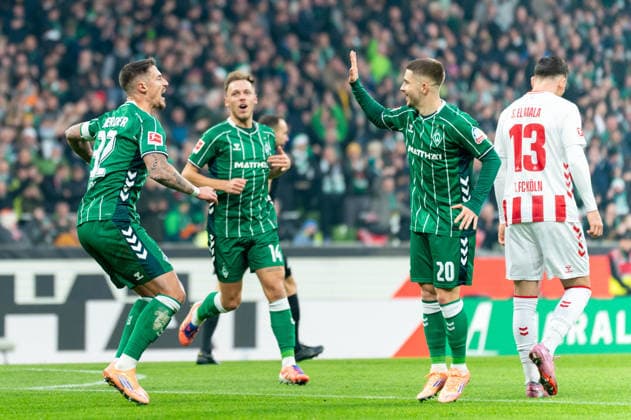 Tor zum 1:0 Marco Friedl (SV Werder Bremen, 32), jubelt Jubel mit Romano Schmid (SV Werder Bremen, 20) und Senne Lynen (SV Werder Bremen, 14), GER, SV Werder Bremen vs 1. FC Koeln, Fussball, Bundesliga, Spieltag 12, Saison 2025 2026, 29.11.2025 DFL REGULATIONS PROHIBIT ANY USE OF PHOTOGRAPHS AS IMAGE SEQUENCES AND OR QUASI-VIDEO GER, SV Werder Bremen vs 1. FC Koeln, Fussball, Bundesliga, Spieltag 12, Saison 2025 2026, 29.11.2025 Bremen Copyright: xEibner-Pressefoto MaxxVincenx EP_MVN