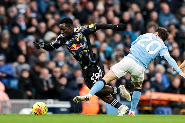 Premier League Manchester City v Leeds United Wilfried Gnonto of Leeds United is fouled by Bernardo Silva of Manchester City during the Premier League match Manchester City vs Leeds United at Etihad Stadium, Manchester, United Kingdom, 29th November 2025 (Photo by Mark Cosgrove News Images) Manchester Etihad Stadium Manchester United, ManU Kingdom Copyright: xMarkxCosgrove NewsxImagesx
